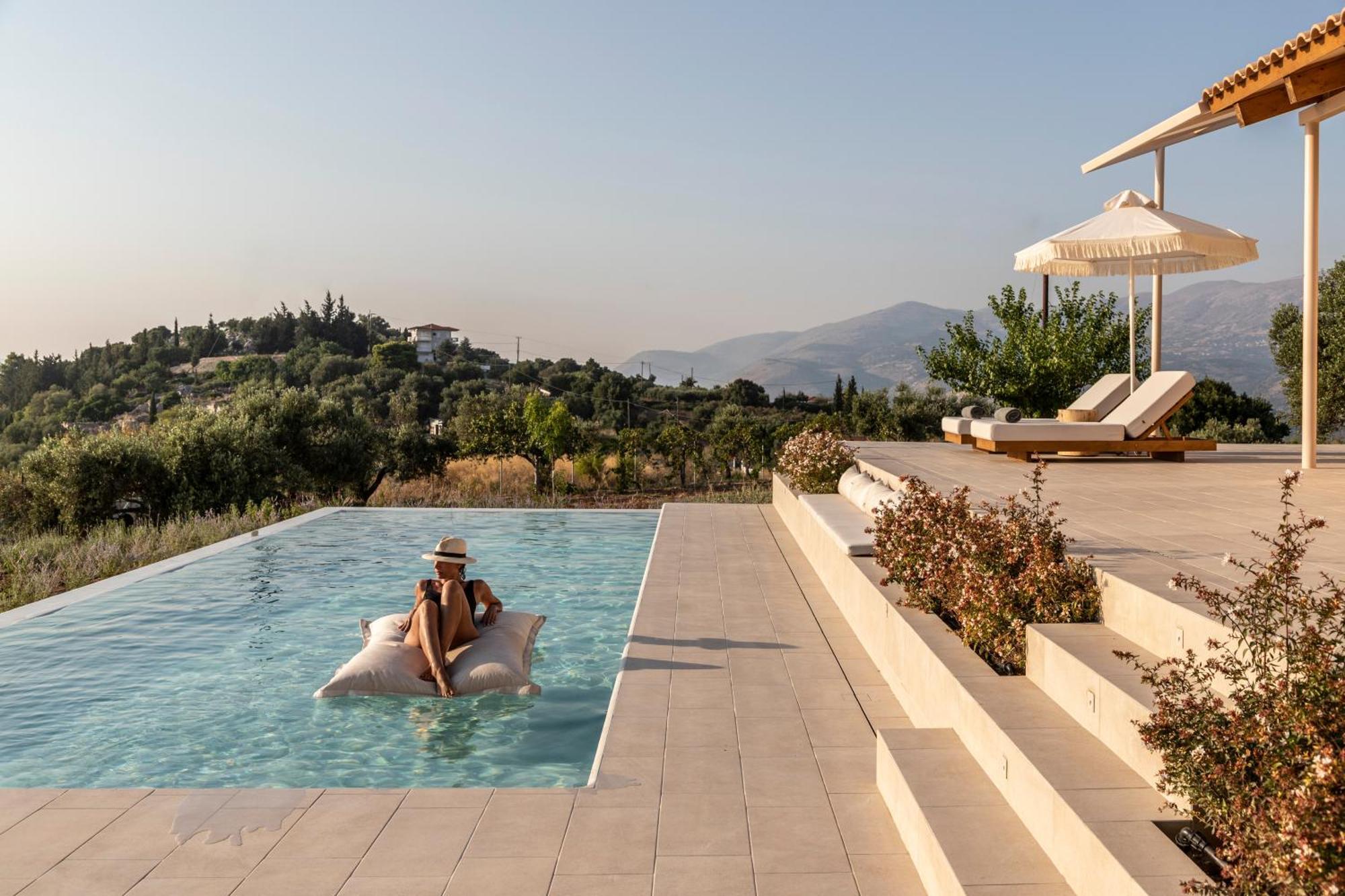 Avertosia Luxury Villas 阿尔戈斯托利翁 外观 照片